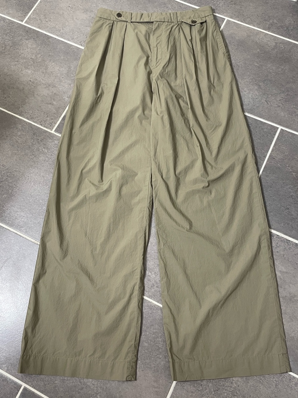 Buck Mason PAPERWEIGHT POPLIN PLEATED TROUSER